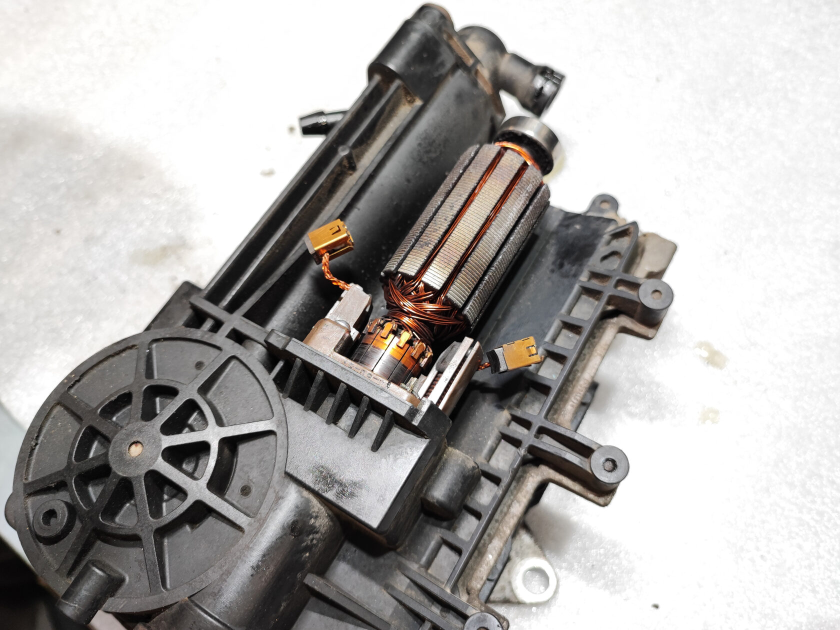 Заміна щіток блоку Easytronic MTA: покрокова інструкція та контроль TCM